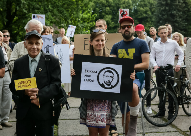 "Ērik, atkāpies!" Cilvēki pie Ģenerālprokuratūras prasa Kalnmeiera aiziešanu