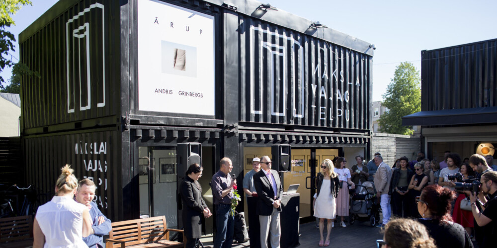 Fonda “Mākslai vajag telpu” mērķis ir panākt Latvijas modernās mākslas muzeja izveidi Rīgā, lai vienkopus un pastāvīgi izstādītu mākslas darbus, kas tapuši no 1945. līdz 1991. gadam, un radītu pilnvērtīgu priekšstatu par Latvijas mākslas mantojumu. Fondu dibinājuši 11 padomes locekļi – mākslinieki, arhitekti un uzņēmēji: Jānis Zuzāns, Katrīna Neiburga, Aigars Bikše, Jānis Dripe, Džemma Skulme, Andrejs Ēķis, Andis Zusts, Zaiga Gaile, Andis Sīlis, Liene Cakare un Katrīna Leiškalne. Fonda valdes priekšsēdētājs ir Jānis Zuzāns un valdes locekļi – Andis Zusts un Katrīna Leiškalne.