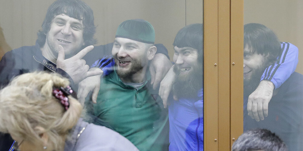 Ņemcova slepkavām ciniski smaidot, Krievijas tiesa viņiem piespriež bargus cietumsodus