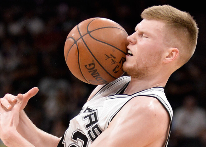 Dāvis Bertāns NBA Vasaras līgas spēlē iedzīvojas savainojumā