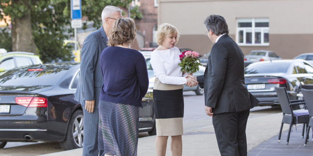 Lilita Zatlere sveic festivāla rīkotāju – bijušo kultūras ministru, klarnetistu un koncertaģentūras “Laba mūzika” māksliniecisko vadītāju Intu Dālderi.