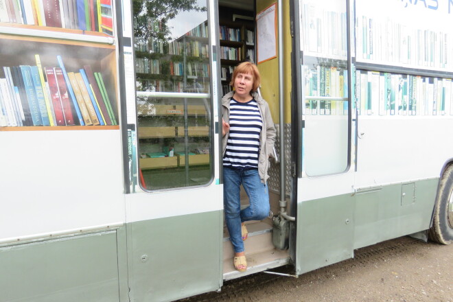 Bibliotēkas vadītāja Laima Liepiņa lūkojas pēc saviem klientiem. Aizmāršīgākiem viņa piezvana un atgādina, ka buss ir klāt un jānāk apmainīt grāmatas.