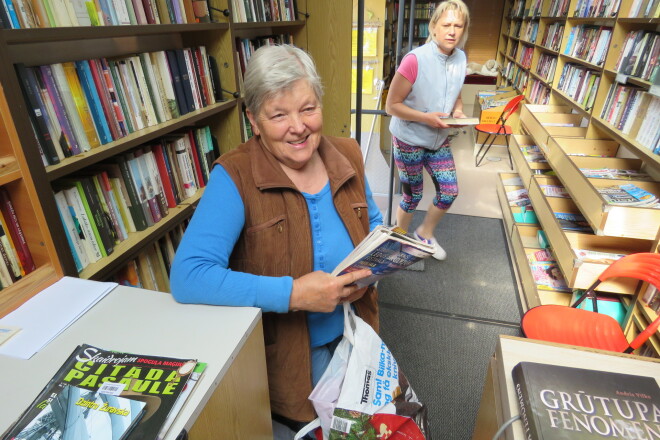 Anita Mazika bibliotekāres mēdz uzcienāt ar tomātiem un vīnogām no sava dārza un pat ar vinčuku. 