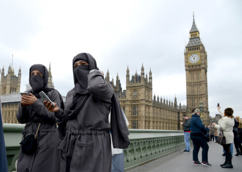 Musulmanietes nikābos uz Vestminsteras tilta Londonā. 