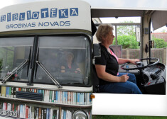 Bibliobusu stūrē bijusī motobraucēja Rita Vidēja (attēlā). Ja vajag, viņa var uzvārīt arī kafiju savai pāriniecei - bibliotēkas vadītājai Laimai Liepiņai.