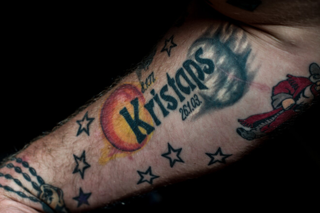 Brāļa Kristapa vārds ar dzimšanas un miršanas datiem ir viens no pirmajiem Kaspara tetovējumiem.