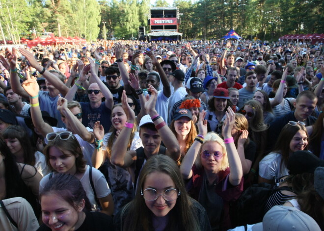 Festivāls ir sācies! "Positivus" pirmajā dienā jautrība sit augstu vilni