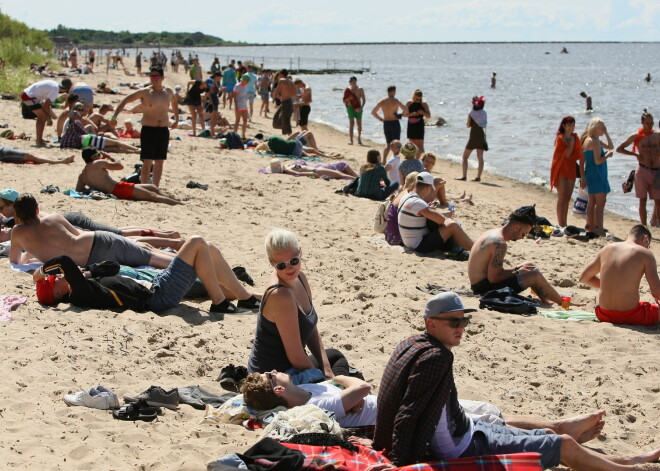 "Positivus" turpinās! Saule, viļņi, kino un šūpuļtīkli Salacgrīvas pludmalē