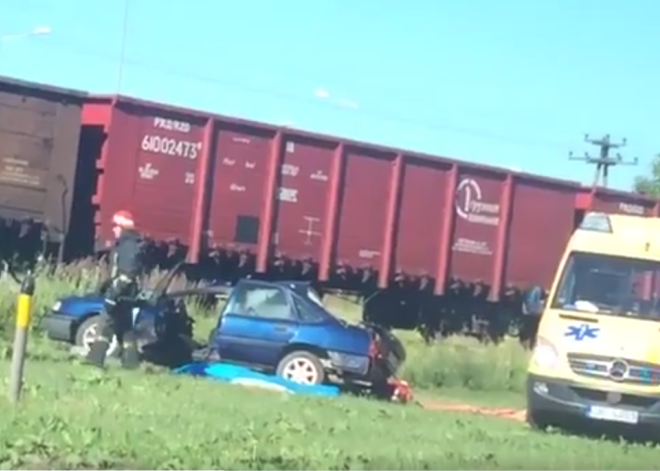 Traģēdija Liepājā. Saduroties automašīnai ar vilcienu, iet bojā divi cilvēki un suns