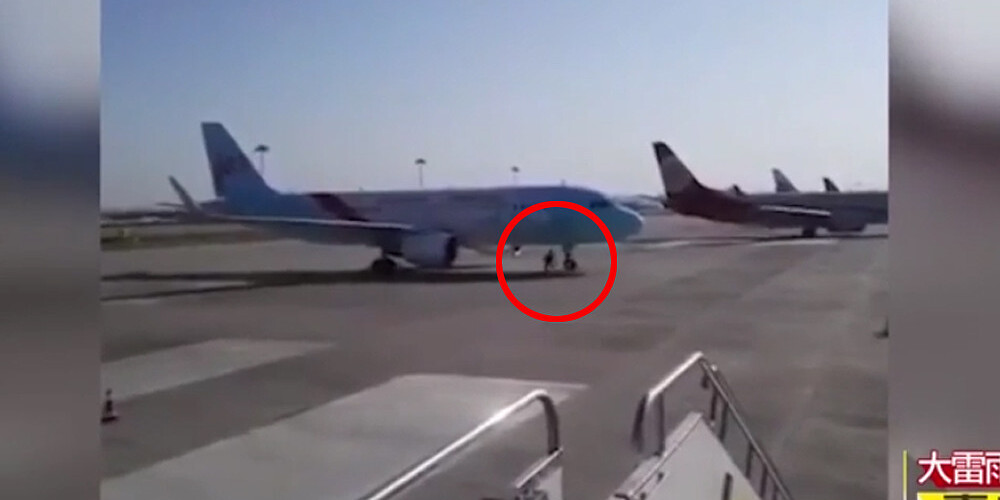 Ķīnietis noķer un aptur pa skrejceļu ripojošu lidmašīnu