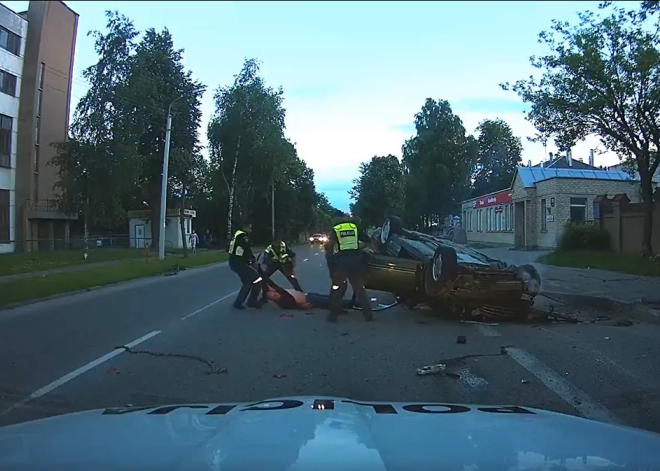 Lietuvā rūdīts huligāns ar mersedesu bēg no policijas un izraisa baisu avāriju