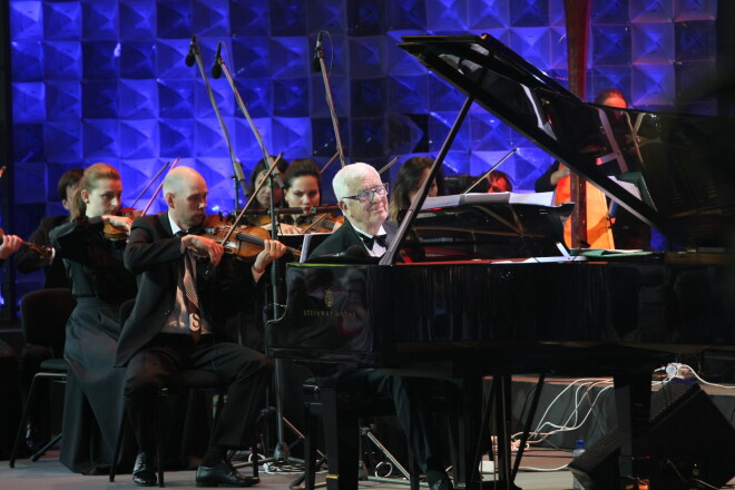 “Jūrmalas festivāla” galā koncertā Raimonda Paula, Latvijas Radio bigbenda un kamerorķestra “Sinfonietta Rīga” izpildījumā varēja dzirdēt pasaulslavenu komponistu operu ārijas džeza aranžējumos.