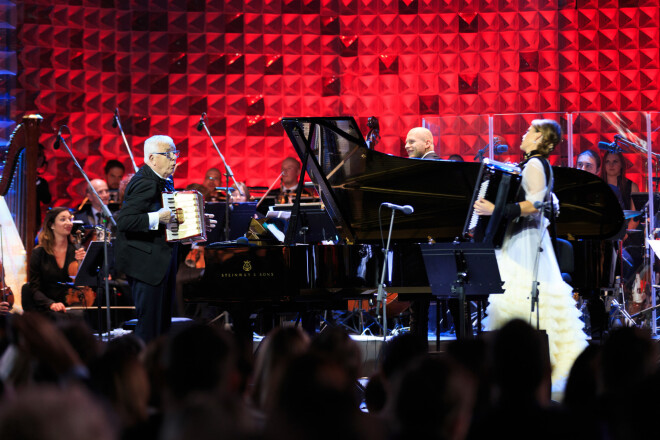 Koncerta kulminācija - Raimonds Pauls un Ksenija Sidorova akordionu duelī!