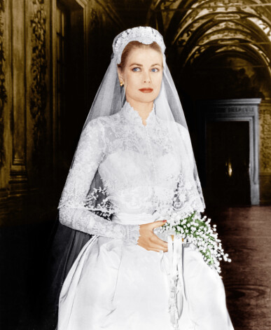 1956. gada 19. aprīlis. Arī princese Greisa Kellija kāzu tērpu bija uzticējusi radīt modes namam „Dior”.