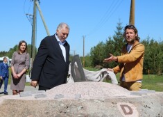 ZAAO valdes priekšsēdētājs Aivars Sirmais un tēlnieks Matiass Jansons, atklājot akmenī kalto saules pulksteni.