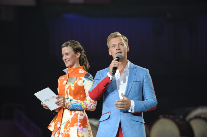 Ilze Ķuzule-Skastiņa un Rihards Lepers uz skatuves.