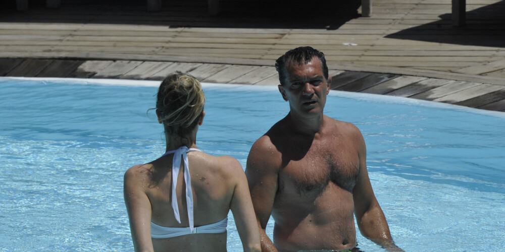Antonio Banderass ar draudzeni atpūšas Itālijā, plunčājoties viesnīcas baseinā
