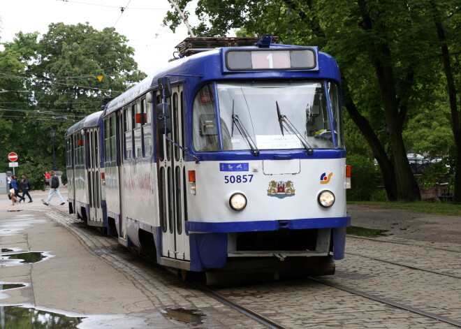 Jaunā māmiņa Rīgas sabiedriskā transporta dēļ spiesta ar mazuļiem mirkt lietū