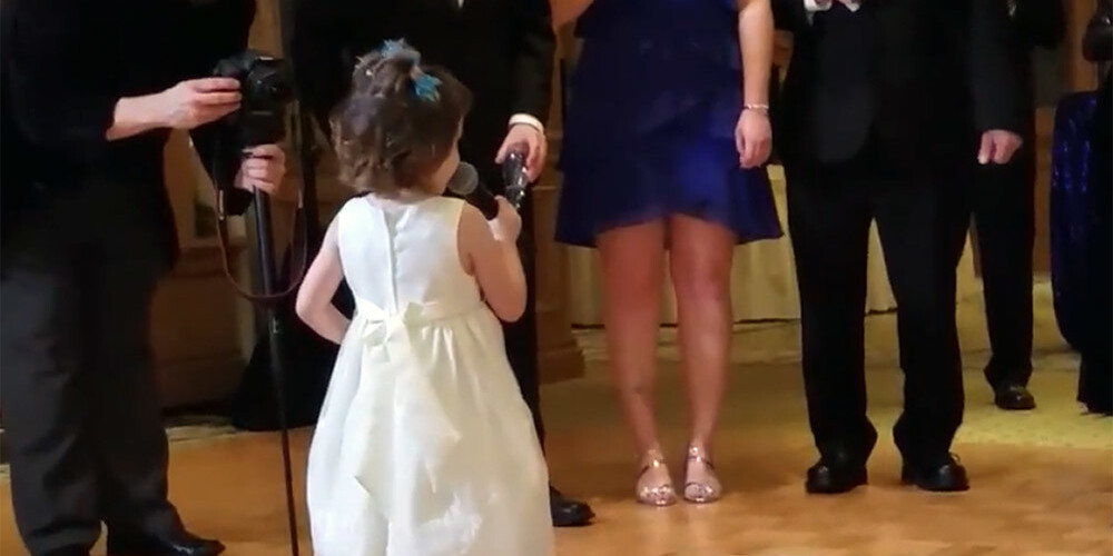 Maza meitenīte ar savu runu sasmīdina kāzu viesus