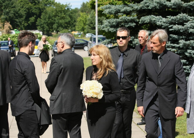 Pāris simti ļaužu atvadās no ārsta, bijušā veselības ministra un skujkoku audzētāja Āra Audera