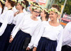 Rīgas 84.vidusskolas jauktais koris "Harmonija" Nāciju "Grand Prix Rīga 2017" un 3.Eiropas Koru olimpiādes draudzības koncertā Stacijas laukumā.