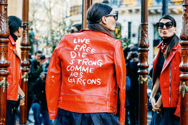 Comme des Garçons un Levis Leathers sadarbībā tapusī ierobežotas tirāžas baikeru jaka ir ar roku apgleznota un sarkastiski pārfrāzē aktierim Džeimsam Dīnam piedēvēto izteicienu: “Dzīvo ātri un mirsti jauns!” Rei Kavakubo stilā tas ir: “ Dzīvo brīvs. Mirsti stiprs.”