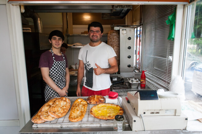 Viens no kebabnīcas saimniekiem Asifs (pa labi) un viņa uzticamais darbinieks.