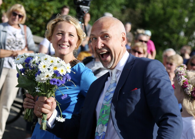 FOTO: vairāki tūkstoši cilvēku Rīgā vēro koristu svinīgo gājienu