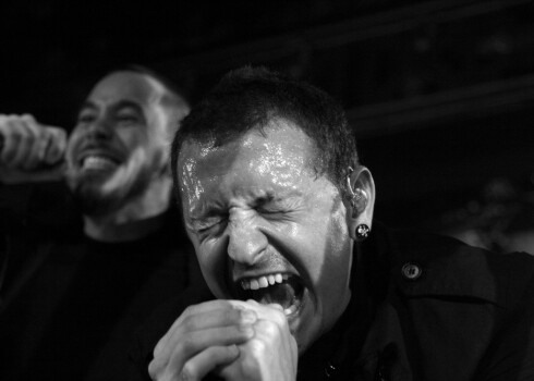 Cilvēki pasaulē un Latvijā skumst par viņsaulē aizgājušo "Linkin Park" līderi