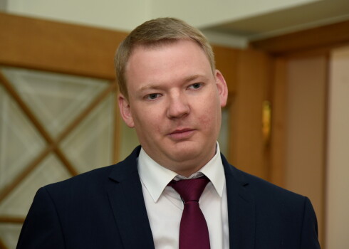 Edvards Smitlēns uz laiku apturējis arī savas kandidatūras virzīšanu partijas priekšsēdētāja amatam "Vienotības" kongresā 19.augustā.