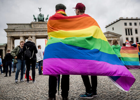 Viendzimuma laulības atbalstītāji pie Brandenburgas vārtiem.