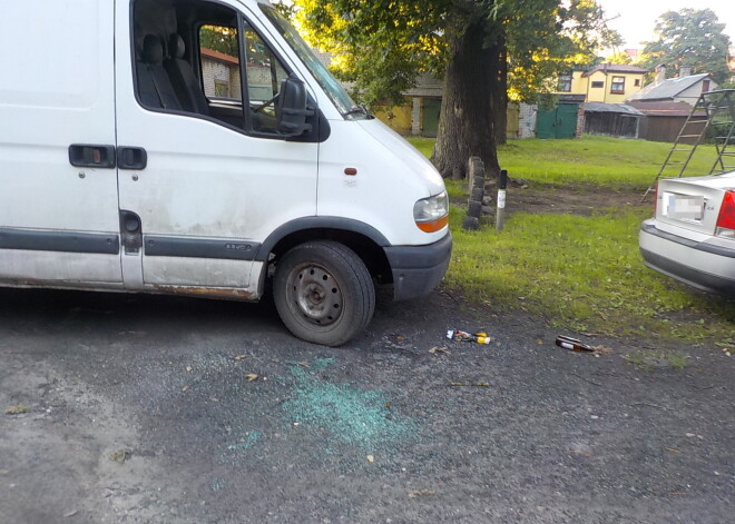 Uz vīru sadusmojusies sieva Rīgā demolē vīra auto. Izrādās - dāmu meklē policija