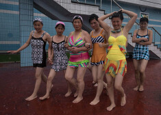 Sievietes Phenjanas atpūras parkā.