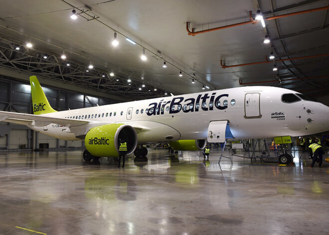 "airBaltic" saņēmis sesto jauno CS300 lidmašīnu