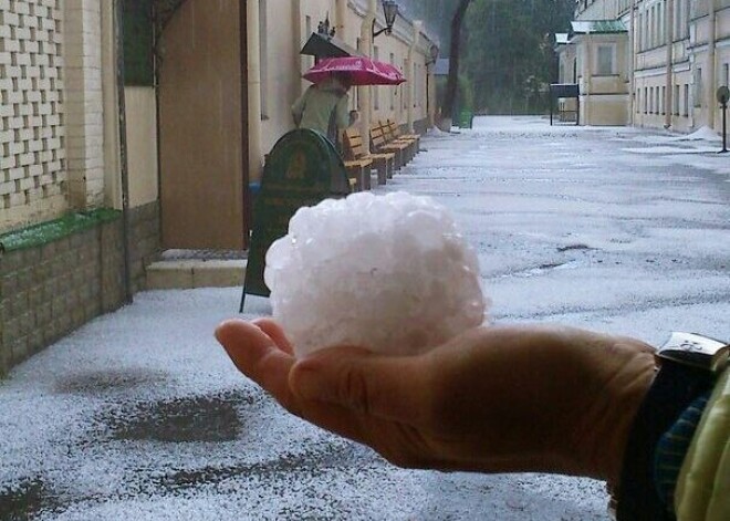 FOTO: jūlija vidū Sanktpēterburgā uzsnidzis sniegs