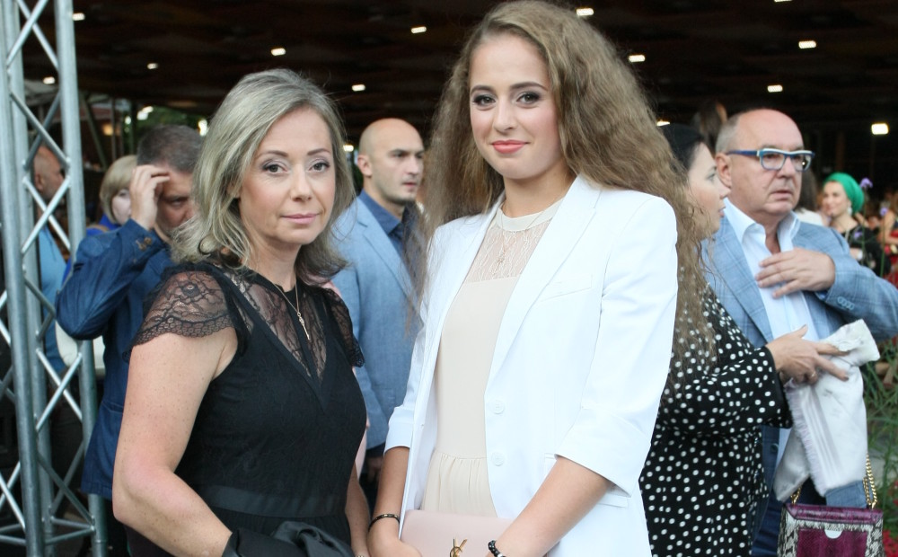Aļona Ostapenko Jūrmalā atpūšas kopā ar mammu | Jauns.lv