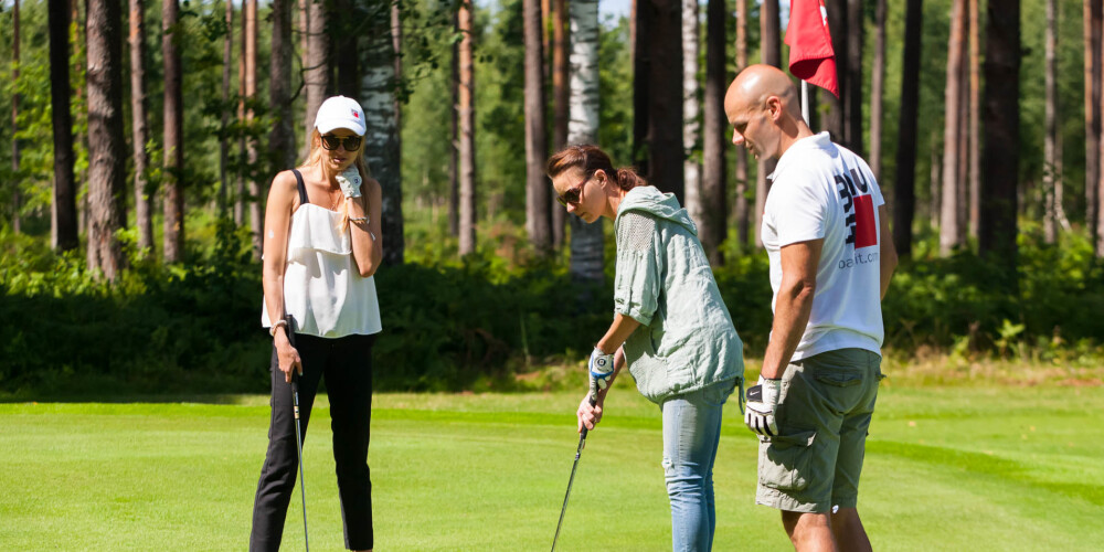 Dagmāra Legante, Marija Naumova un citas zvaigznes pirmo reizi spēlē golfu