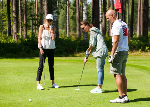 Gan Dagmāra Legante (pa kreisi), gan Marija Naumova līdz šim ne reizi nebija spēlējušas golfu.