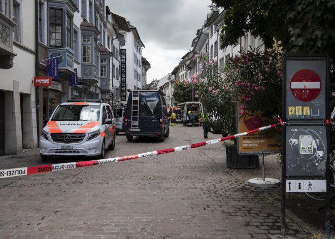 Šveices pilsētā Šafenhauzenē pirmdien, 24. jūijā, kāds vīrietis, uzbrūkot ar motorzāģi, savainojis piecus cilvēkus.