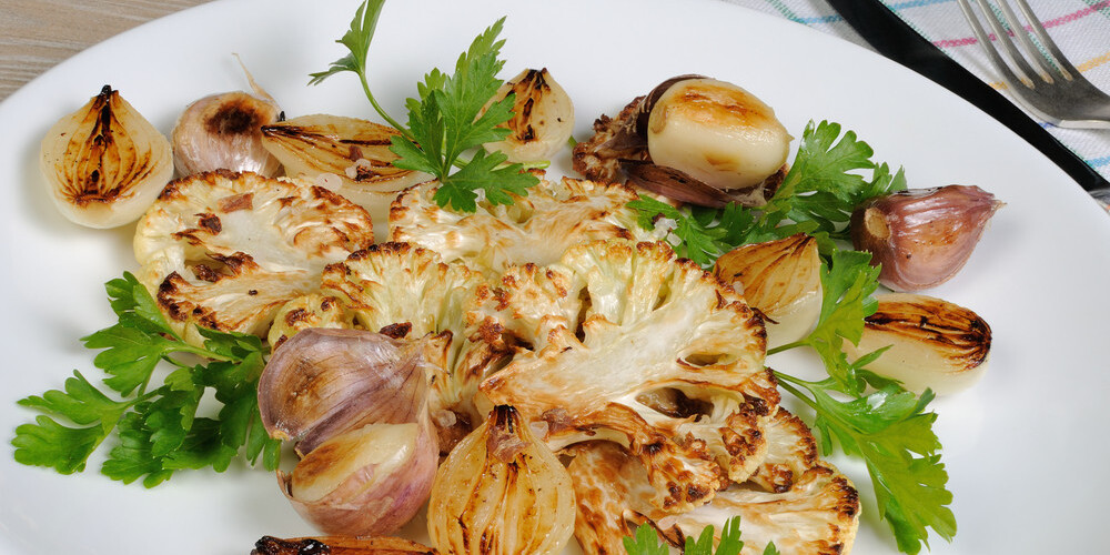 Vakariņu recepte: sviestā cepti ziedkāposti ar ķiploka daiviņām