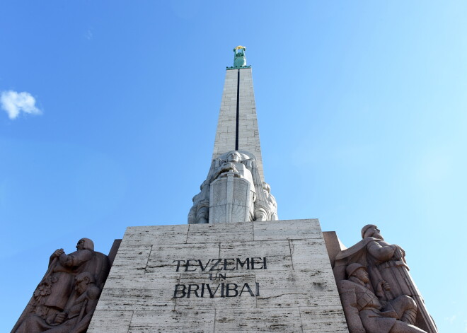 Brīvības pieminekli vismaz divus mēnešus ieskaus žogs