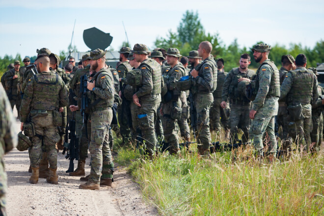 Instruktāža pirms mācību uzdevuma. Šodien Ādažu poligonā darbojas ap 150 Spānijas bruņoto spēku karavīri.