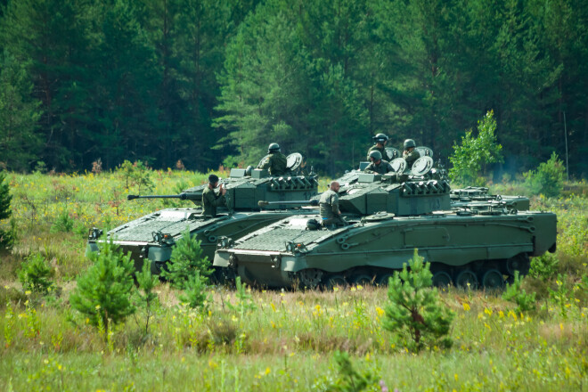 Austrijas/Spānijas izcelsmes bruņotā kaujas mašīna "Pizzaro" (ASCOD). Tās svars - 29 tonnas (ar munīciju un personālu), primārais bruņojums - 30 milimetru "Mauser MK 30/2" ložmetējs.