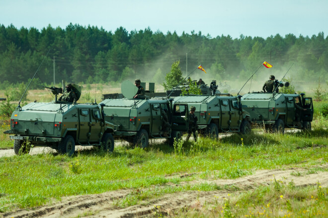 Militārās tehnikas konvojs Ādažu poligonā.