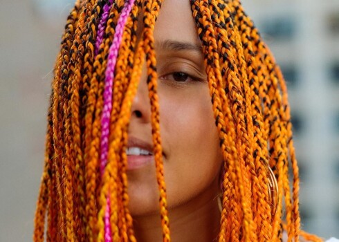 Ališa Kīza pievienojas kliedzoši spilgto neona matu krāsu cienītāju pulciņam