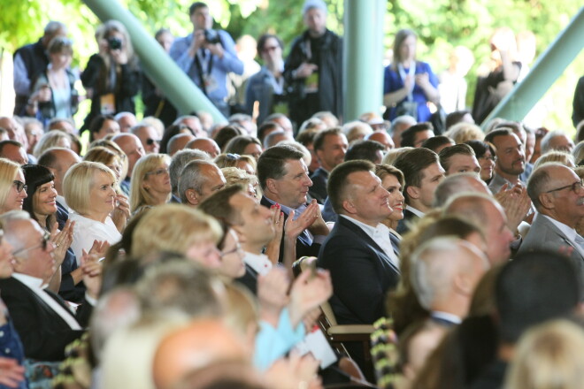 Kāda sagadīšanās. Laimas Vaikules festivālā prezidents Raimonds Vējonis apsēdināts ļoti tuvu Aināram Šleseram.
