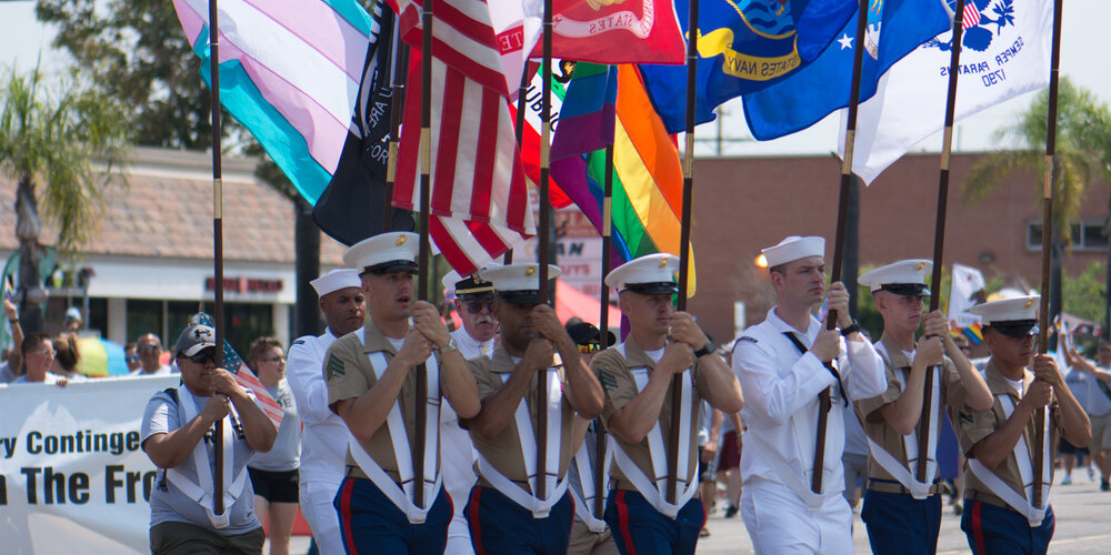 Tramps aizliedz transpersonām dienēt armijā