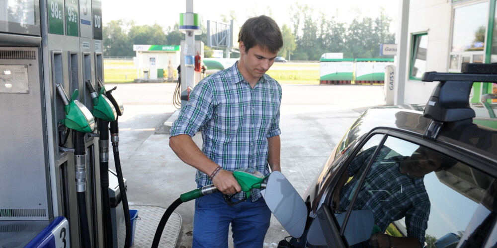 Atbalsta ierosinājumu straujāk palielināt akcīzes nodokli benzīnam