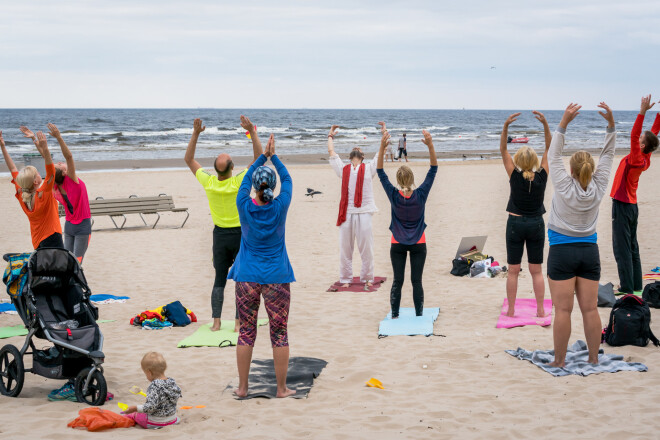 Joga pludmalē.