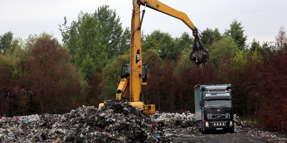 No Jūrmalā degušās atkritumu glabātavas izvestas 12 500 tonnas atkritumu